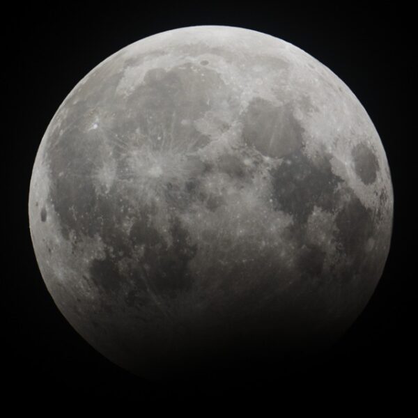 Partial Lunar Eclipse - December 2009 Credit: @Jochta